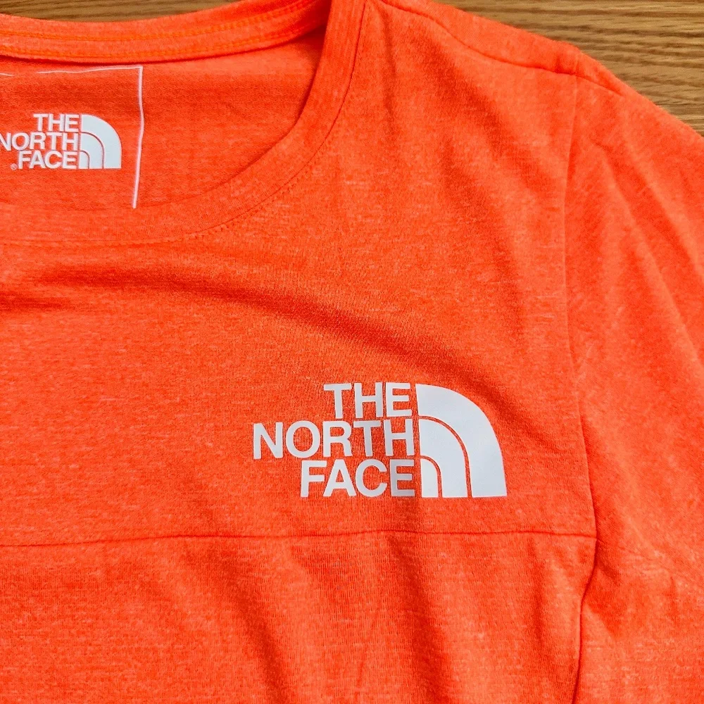 The North Face NWOT Women's Performance Tee (M) - Picture 3 of 10